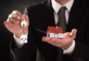 homme qui tient les clés d'une maison