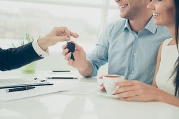 couple qui reçoit les clés