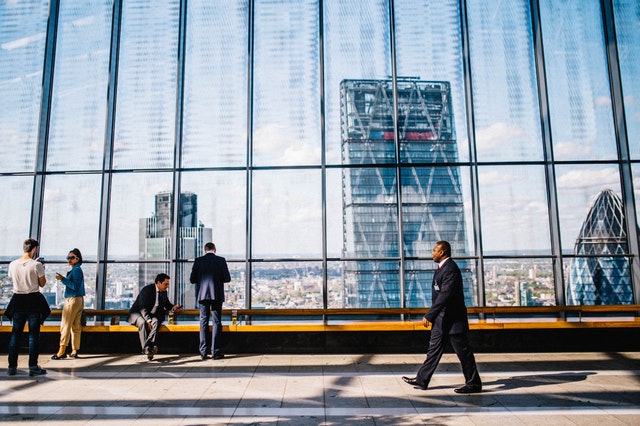 personnes dans un building